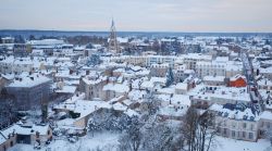 Panorama innevato di Rambouillet vista dall'alto, Francia. Città d'arte e di storia, Rambouillet vanta un ricco patrimonio che richiama ogni anno turisti da ogni parte del mondo.
 ...