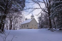 Panorama innevato nella valle di Cades Cove sulle Great Smoky Mountains (USA). In questa immagine, una graziosa chiesetta.



