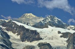 Panorama innevato su Grand Combin, Mont Colon e Pigne d'Arolla a Evolene, Svizzera. E' la zona sud delle Alpi svizzere vista da est.



