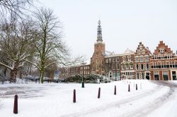 Panorama invernale con la neve sulla Opstandingskerk a Leiden, Olanda.
