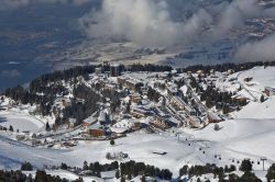 Panorama invernale dall'alto del centro sciistico di Chamrousse, Francia.
