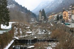 Panorama invernale del borgo massonico di Rosazza e il fiume Cervo in Piemonte.