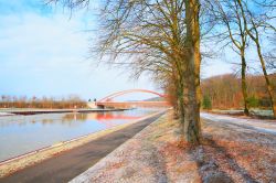 Panorama invernale del Dortmund-Ems-Kanal nei pressi di Riesenbeck nel Muensterland, Vestfalia (Germania). Si tratta di una via d'acqua fra il porto di Dortmund e Papenburg/Ems.
