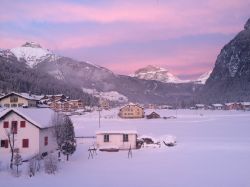 Panorama invernale del Pordoi e del Colle Rodella dal villaggio di Mazzin, Val di Fassa, al tramonto (Trentino Alto Adige).



