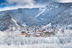 Panorama invernale del villaggio di Les Contamines-Montjoie (Francia) ricoperto dalla neve. Durante i mesi invernali questo borgo diventa un vero angolo di paradiso per gli appassionati di sci ...