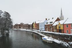Panorama invernale della cittadina di Norwich, Inghilterra, con la neve.


