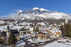 Panorama invernale della conca di Cortina d'Ampezzo, Regina delle Dolomiti in Veneto- © posztos / Shutterstock.com