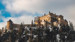 Panorama invernale della fortezza Hohenwerfen a Flachau, land Salisburghese, Austria. Il maniero venne costruito fra il 1075 e il 1078 durante il periodo per la lotta alle investiture come punto ...