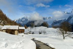 Panorama invernale di Soglio, Canton Grigioni, dopo un'abbondante nevicata (Svizzera).

