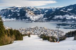 Panorama invernale di una pista da sci nei pressi di Zell-am-See, Austria.

