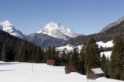 Panorama invernale dolomitico a Sappada, Veneto - Scorcio panoramico sulle Dolomiti, nell'estremità nord orientale, su cui Sappada sorge a 1.245 metri di altitudine  © posztos ...