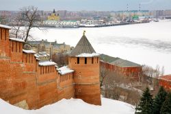 Il panorama invernale dalle mura del Cremlino di Nizhny Novgorod, Russia, con la neve che ricopre la città e il corso del fiume - foto © LeniKovaleva / Shutterstock.com