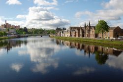 Panorama della cittadina di Inverness, Scozia, sul fiume Ness. E' la città più grande nonché capitale culturale delle Highlands scozzesi - © Zdenek Krchak / Shutterstock.com ...