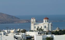 Veduta panoramica di Paros, Grecia. Situata nel cuore delle Cicladi, Paros è conosciuta per il suo marmo, ancora prodotto in tutta l'isola, le sue valli fertili, le acque cristalline ...