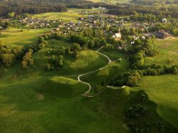 Un suggestivo panorama della cittadina di Kernave dal monte Jovaisa, Lituania. Questo piccolo villaggio a vocazione turistica è stato capitale medievale del Granducato di Lituania.
