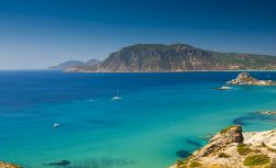 Veduta della baia di Kefalos, isola di Kos, Grecia: siamo nella zona più selvaggia e autentica di Coo - © moreimages / Shutterstock.com