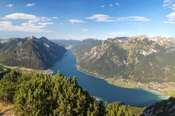Veduta del lago Achensee e del villaggio di Pertisau, Tirolo - Situato in Austria nella regione del Tirolo, questo lago adagiato fra i monti Karwendel e Rofan ha acque verde smeraldo. Rinomato ...