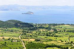 Panorama del Lago Bolsena come si ammira da Montefiascone, specie dalla Rocca dei Papi, che si erge sulla caldera del vecchio vulcano che ospita il bacino lacustre - © Claudio Giovanni ...