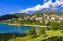 Il panorama del lago di Turano e il piccolo borgo di Colle di Tora, nel Lazio
