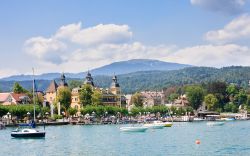 Il panorama del lago Woerther See e il borgo ...