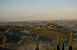 Panorama mattutino con foschia a Barberino Val d'Elsa, Firenze, Toscana.

