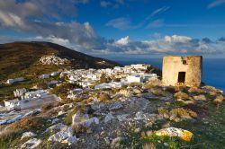 Panorama mattutino dell'isola di Sikinos con le sue abitazioni (Grecia).



