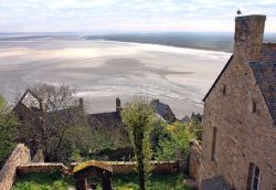 Panorama di Mont-Saint-Michel, Normandia, Francia. Il fiume Couesnon sfocia nell'omonima baia: proprio alla foce di questo corso d'acqua sorge Mont-Saint-Michel - © LIUDMILA ERMOLENKO ...