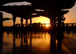 Panorama dalla moschea Nabawi al sorgere del sole nei pressi del cimitero al-Baqi, Medina, Arabia Saudita.

