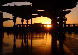 Panorama dalla moschea Nabawi al sorgere del sole nei pressi del cimitero al-Baqi, Medina, Arabia Saudita.

