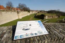 Una vista panoramica sulle mura di Bergues, il borgo in cui è ambientato il film "Giù al nord" ("Bienvenue chez les Ch’tis", il titolo originale francese). ...