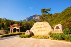 Panorama nei pressi dei monti Huangshan, Cina, con una tradizionale porta d'ingresso  - © Meiqianbao / Shutterstock.com