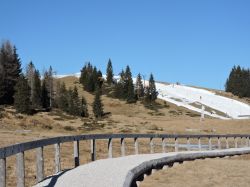 Panorama nei pressi di Nassfeld (Austria) con passeggiata lungolago.

