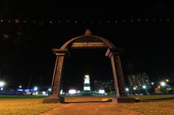 Panorama notturno con il Dataran Bandaraya Johor Bahru, Malesia. Si tratta della principale piazza della città di Johor Bahru - © Hezy Iqa / Shutterstock.com
