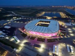 Panorama notturno dall'alto dello stadio di Rostov-on-Don, Russia. Con una capienza di circa 43.500 posti a sedere, la Rostov Arena ospita le partite caslinghe del FC Rostov. Vi si sono ...