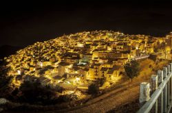 Panorama notturno del borgo di Prizzi in Sicilia. Nel corso dei secoli questa cittadina, che ha mantenuto intatto il fascino medievale, ha subito innumerevoli dominazioni che ne hanno ampliato ...