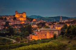 Panorama notturno del castello di Longiano, Emilia Romagna, Italia. Il castello malatestiano del 1200, recentemente restaurato. Il borgo di Longiano è caratterizzato anche dal Teatro ...