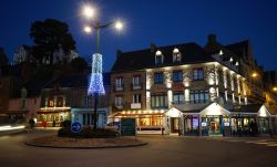 Panorama notturno del centro storico di Cancale, Bretagna, Francia - © EQRoy / Shutterstock.com