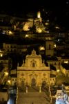 Panorama notturno del centro storico di Modica con la Cattedrale in primo piano