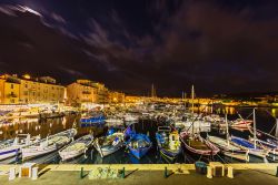 Panorama notturno del porto di Saint-Tropez, Francia, con le barche ormeggiate - © Fishman64 / Shutterstock.com