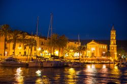 Panorama notturno del porto di Scario, frazione di San Giovanni a Piro, Salerno. Sullo sfondo, il campanile e, in primo piano, le barche ormeggiate - © Kristal Images / Shutterstock.com ...