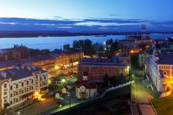 Panorama notturno del vecchio centro storico di Samara, Russia. Uno scorcio della birreria Zhiguli, oggi uno dei più importanti monumenti cittadini, e del fiume Volga - © solepsizm ...