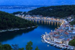 Panorama notturno del villaggio di pescatori di Novigrad, Croazia - © DarioZg / Shutterstock.com