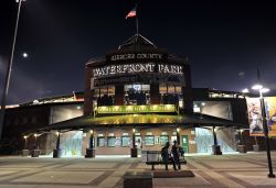 Panorama notturno del Waterfront Park durante una partita di baseball fra il Trenton Thunder e i giocatori del New Britain Rock Cats- © Aspen Photo / Shutterstock.com