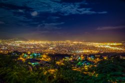 Panorama notturno della città di Kingston, Giamaica. Con le sue contraddizioni, la città mostra l'aspetto più autentico della Giamaica. Si passa dai ricchi quartieri ...