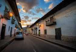 Panorama notturno di Cajamarca, Perù. Una suggestiva fotografia scatatta al calar del sole nel centro città con le antiche case tradizionali che vi si affacciano - © Christian ...