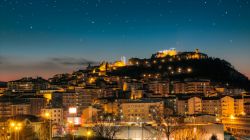 Panorama notturno di Campobasso, Molise, Italia. La città è costituita dalla parte antica di epoca medievale che occupa il pendio di un colle e da quella più moderna del ...