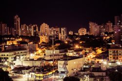 Panorama notturno di Cuiaba, Mato Grosso, Brasile. Questa città ospita quasi un milione di abitanti.

