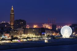 Panorama notturno di Le Havre, Normandia, Francia. Situata nel dipartimento della Senna Marittima, questa città è importante per il suo porto affacciato sulla Manica. Dal 2005 ...