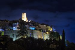 Panorama notturno di Saint-Paul-de-Vence, Francia. Questo antico borgo fortificato situato nel dipartimento delle Alpi Marittime ha una bella struttura medievale.
