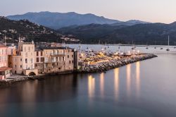 Panorama notturno di Saint Florent, Corsica, Francia. Una bella veduta del villaggio e della marina di San Fiorenzo, comune francese situato nel dipartimento dell'Alta Corsica. Siamo nell'arrondissement ...